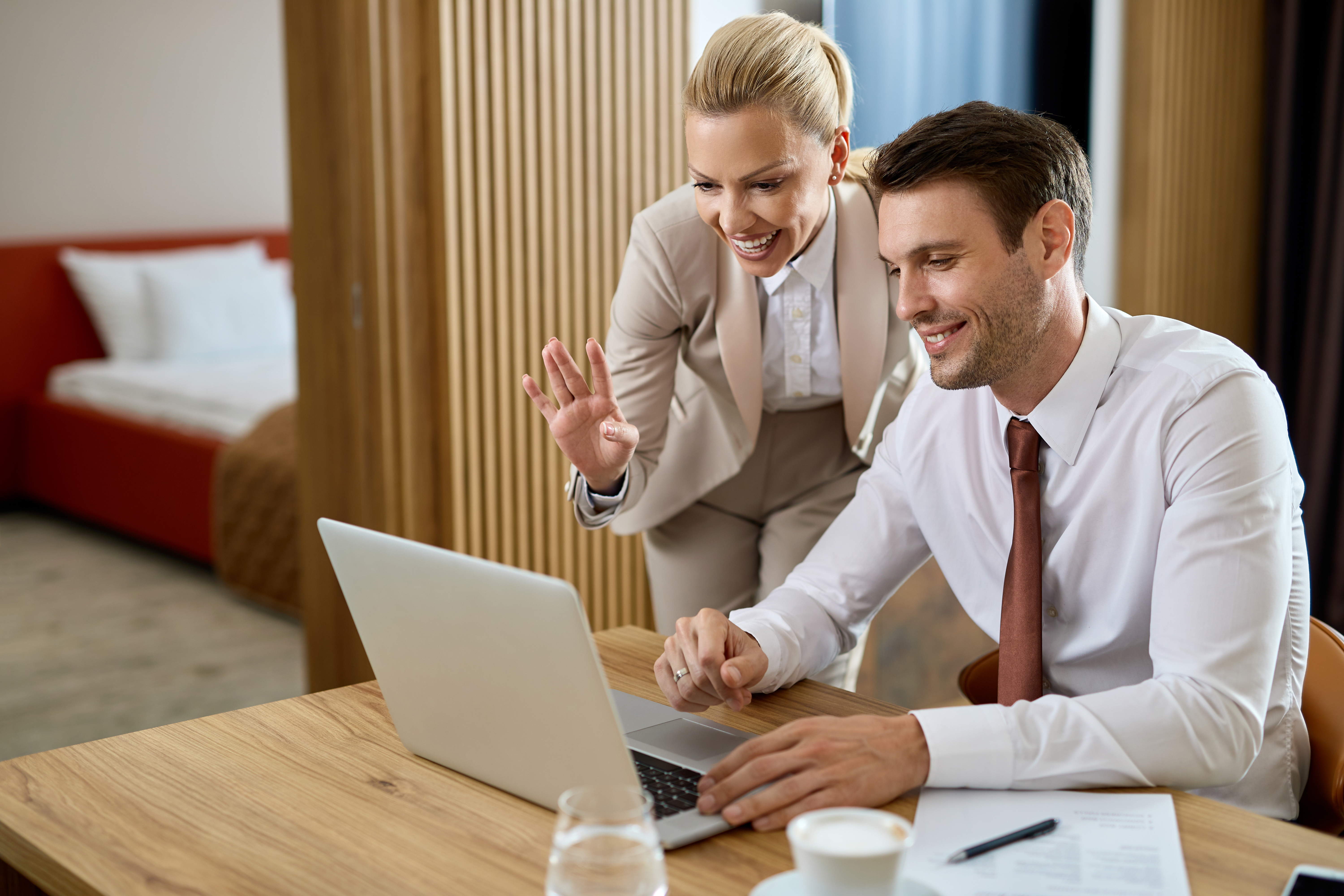 Usmiechniet mezczyzna z telefonem